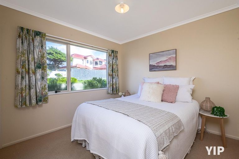Photo of property in 1 Bennett Grove, Newlands, Wellington, 6037