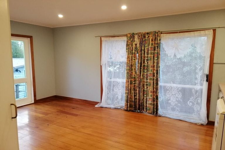 Photo of property in 9 Bishop Street, Green Bay, Auckland, 0604