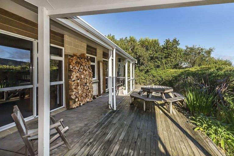 Photo of property in 4 Rangatira Road, Tawa, Wellington, 5028