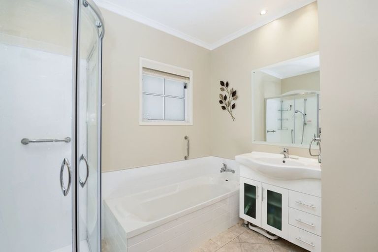 Photo of property in 8 Gradwell Place, Two Mile Bay, Taupo, 3330