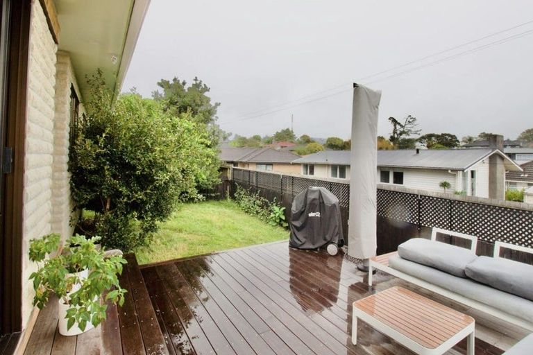 Photo of property in 2a Taipari Road, Te Atatu Peninsula, Auckland, 0610