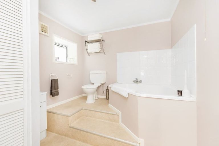 Photo of property in 140 Broderick Road, Johnsonville, Wellington, 6037