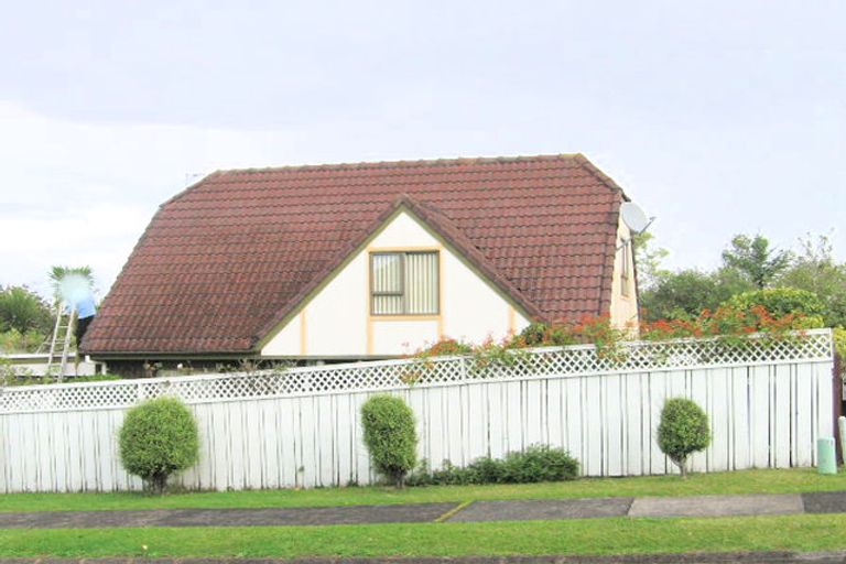 Photo of property in 5 Curacao Place, Half Moon Bay, Auckland, 2012