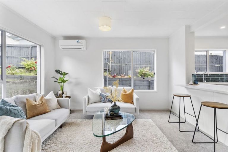 Photo of property in 2/3 Lambrown Drive, Totara Vale, Auckland, 0629