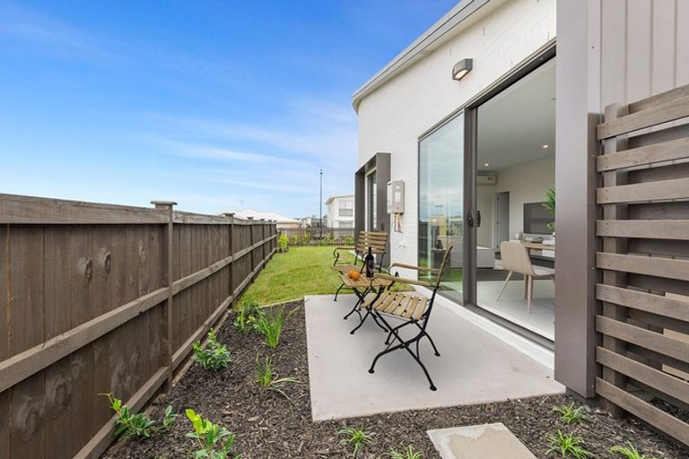 Photo of property in 12 Kuparu Lane, Red Beach, 0932