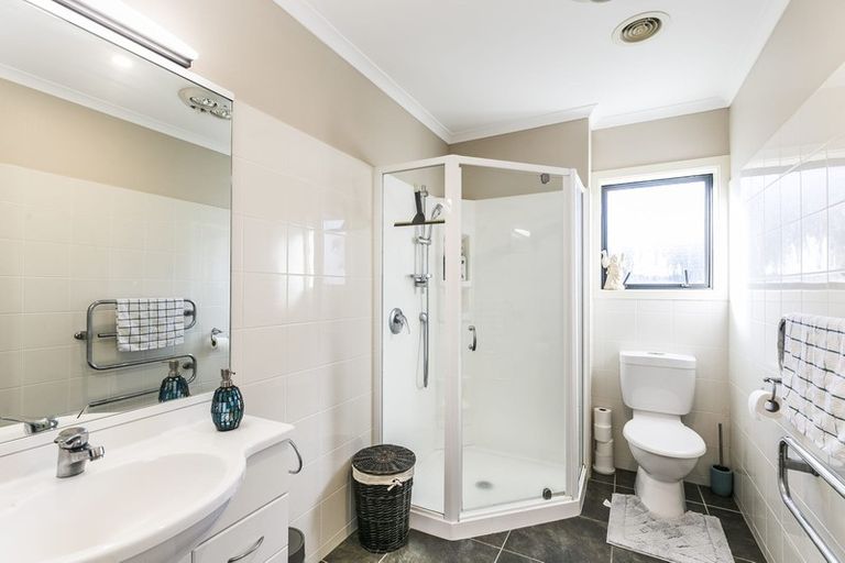 Photo of property in 5 Dress Circle, Newlands, Wellington, 6037