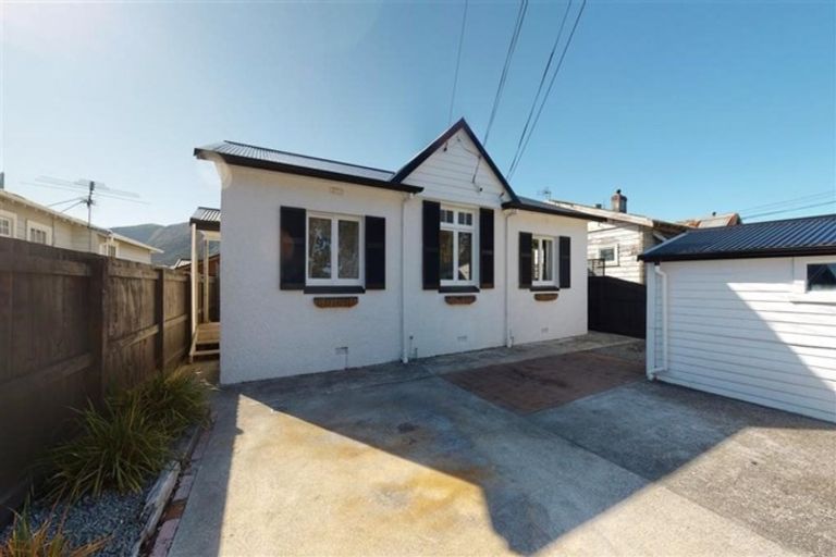 Photo of property in 100 Randwick Road, Moera, Lower Hutt, 5010