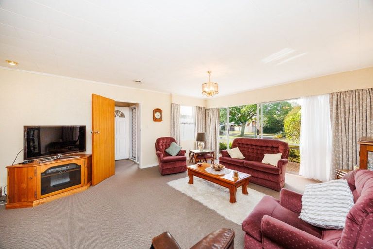 Photo of property in 18 Westhaven Grove, Takaro, Palmerston North, 4412