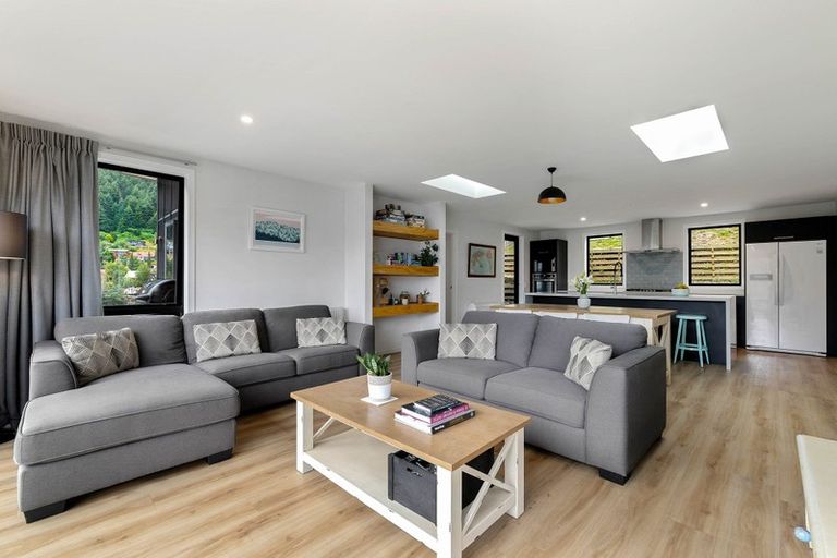 Photo of property in 15a Mackinnon Terrace, Sunshine Bay, Queenstown, 9300