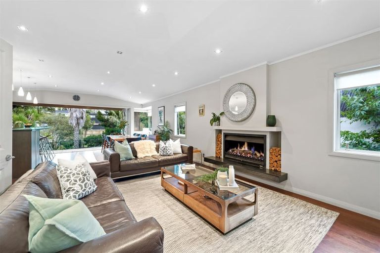 Photo of property in 13 Sandown Road, Rothesay Bay, Auckland, 0630