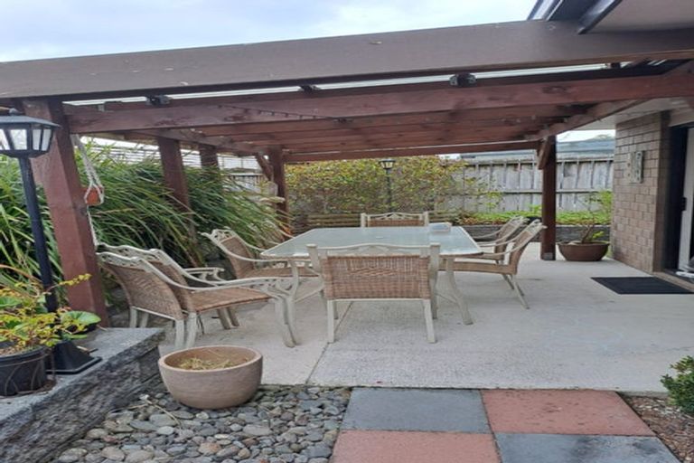 Photo of property in 2 Kirikiri Drive, Papakura, 2110