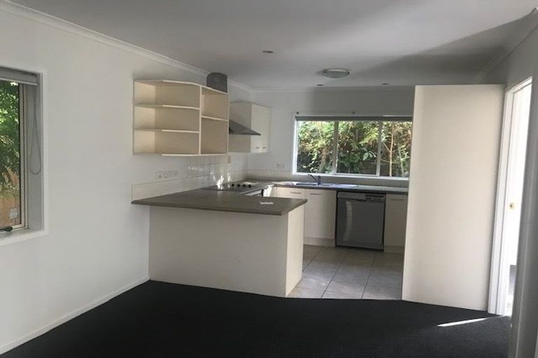 Photo of property in 18 Stolford Crescent, New Lynn, Auckland, 0600