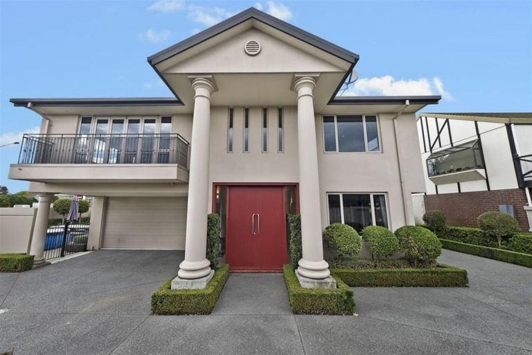 Photo of property in 51 Strowan Road, Strowan, Christchurch, 8052