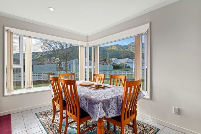 Photo of property in 28 Ranui Street, Waikawa, Picton, 7220