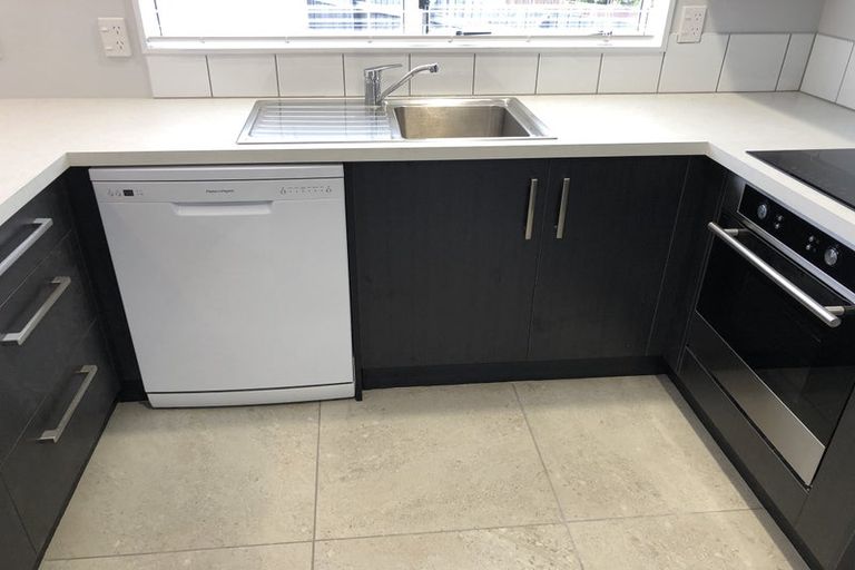 Photo of property in 3 Lydia Place, Kelvin Grove, Palmerston North, 4414