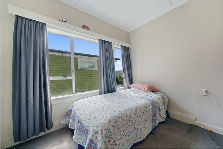 Photo of property in 20 Hungerford Road, Lyall Bay, Wellington, 6022