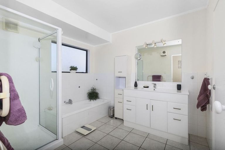 Photo of property in 2/8 Harley Road, Hauraki, Auckland, 0622