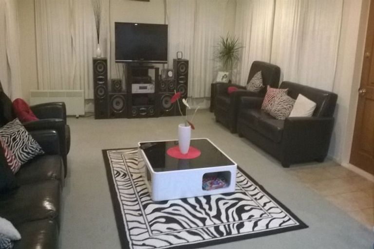 Photo of property in 23 Glenveagh Park Drive, Weymouth, Auckland, 2103