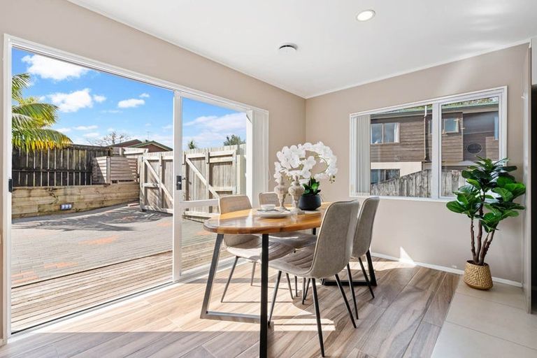 Photo of property in 2/21 Lochend Place, Highland Park, Auckland, 2010