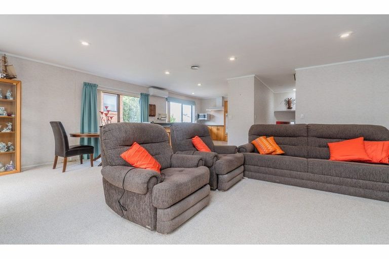 Photo of property in 2/25 Sailfish Drive, West Harbour, Auckland, 0618