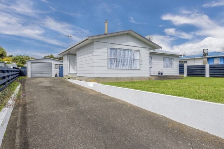 Photo of property in 16 Heather Street, Levin, 5510