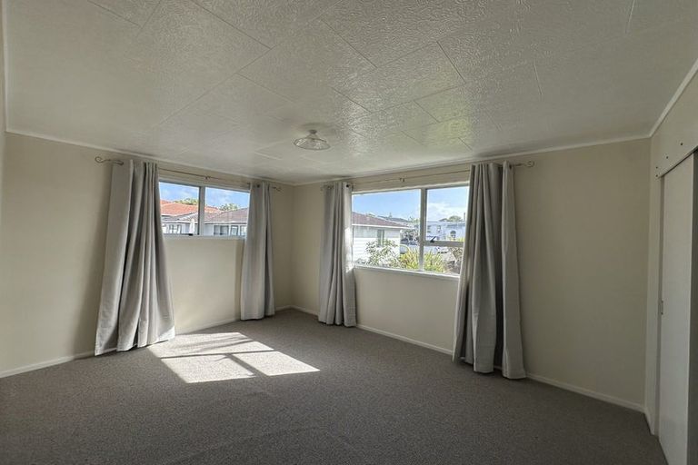 Photo of property in 76 Rosewarne Crescent, Glendene, Auckland, 0602