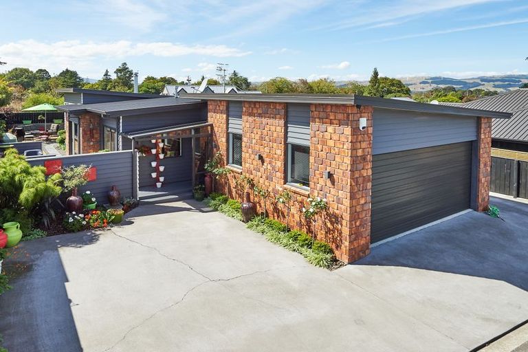Photo of property in 18 Galea Grove, Kelvin Grove, Palmerston North, 4414