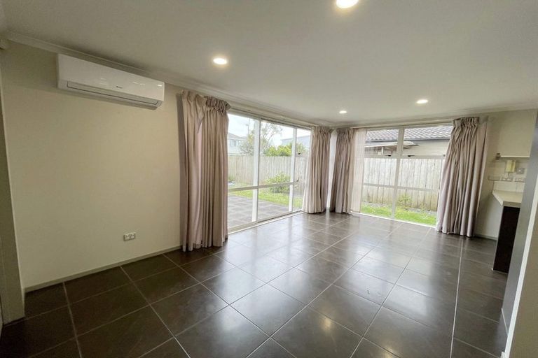 Photo of property in 30 The Track, Takanini, 2112