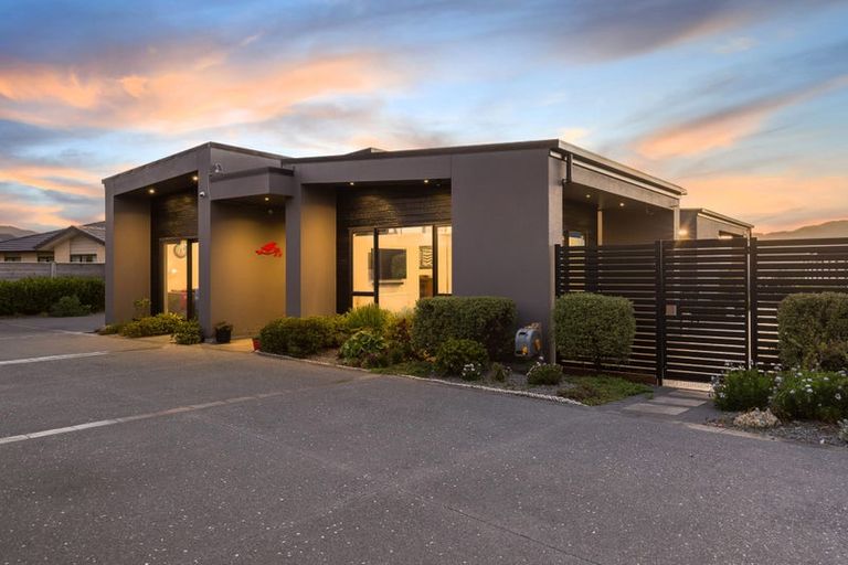 Photo of property in 55 Queen Charlotte Drive, Aotea, Porirua, 5024