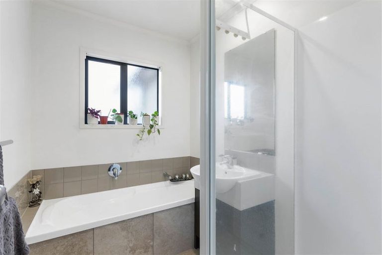 Photo of property in 37 Sonoma Crescent, Oteha, Auckland, 0632