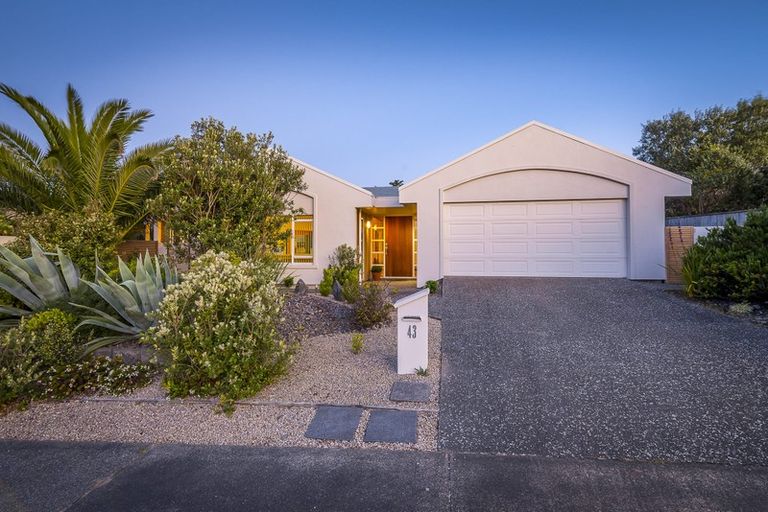 Photo of property in 43 Quadrant Heights, Paraparaumu, 5032