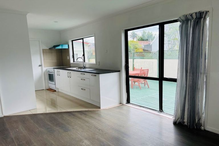 Photo of property in 5 Penruddocke Road, Half Moon Bay, Auckland, 2012