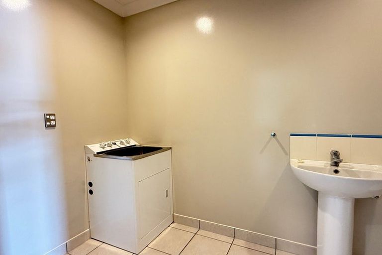 Photo of property in 9b Clearwater Cove, West Harbour, Auckland, 0618