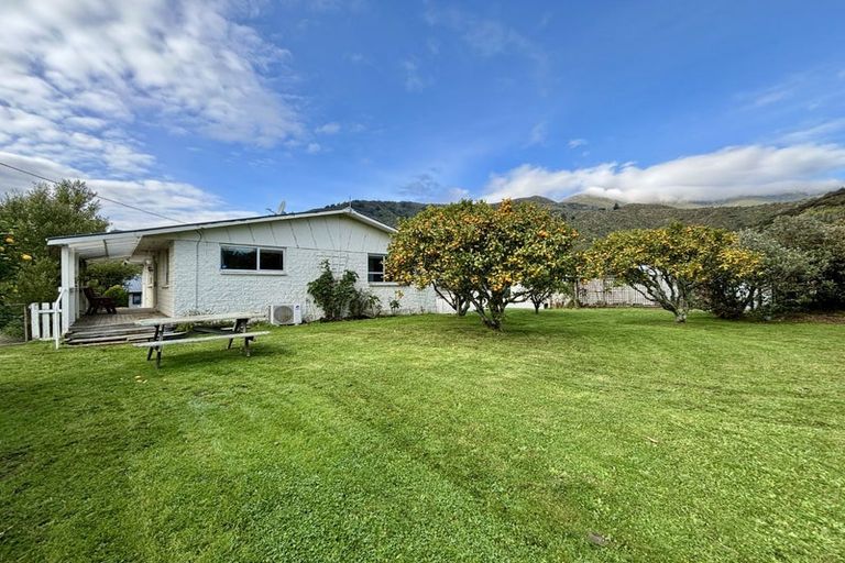 Photo of property in 252 Waikawa Road, Waikawa, Picton, 7220