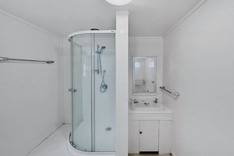 Photo of property in 21 Edgeware Road, Palmerston North, 4410