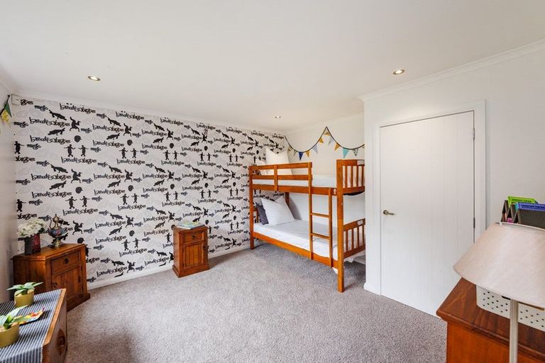 Photo of property in 5 D'urville Place, Kelvin Grove, Palmerston North, 4414