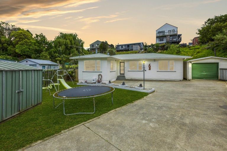 Photo of property in 39 Vista Crescent, Maoribank, Upper Hutt, 5018