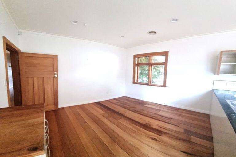 Photo of property in 122a Apu Crescent, Lyall Bay, Wellington, 6022