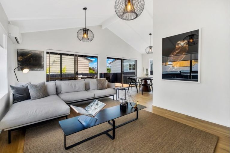 Photo of property in 2/17 Oliver Street, Point Chevalier, Auckland, 1022