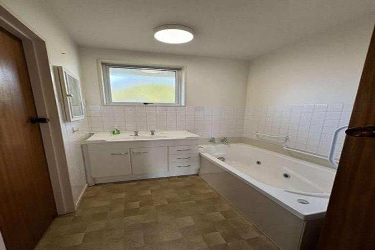 Photo of property in 17 Beeston Place, Redwood, Christchurch, 8051