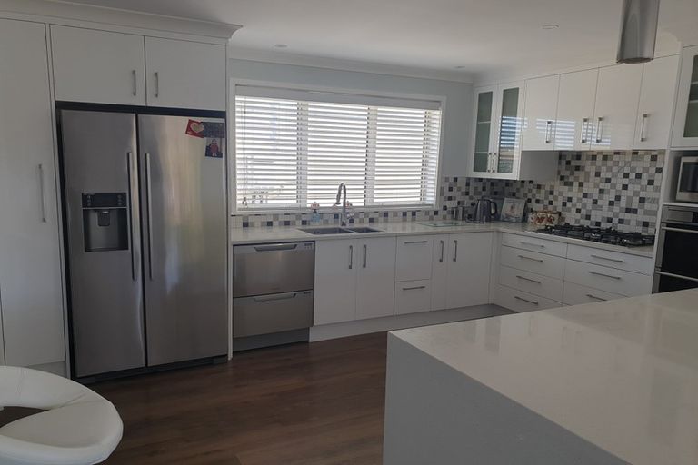 Photo of property in 8 Saulbrey Grove, Woburn, Lower Hutt, 5010