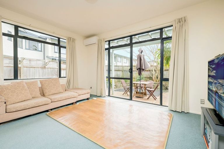Photo of property in 19/2 Armoy Drive, East Tamaki, Auckland, 2016