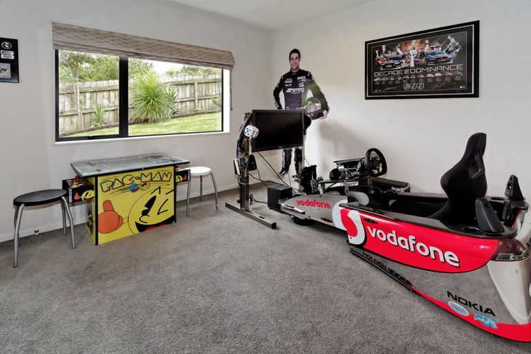 Photo of property in 30a Derwent Crescent, Titirangi, Auckland, 0604