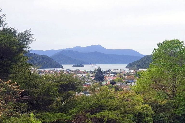 Photo of property in 16 Angle Street, Picton, 7220