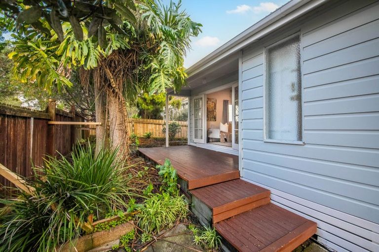 Photo of property in 129 Sunnyside Road, Sunnyvale, Auckland, 0612