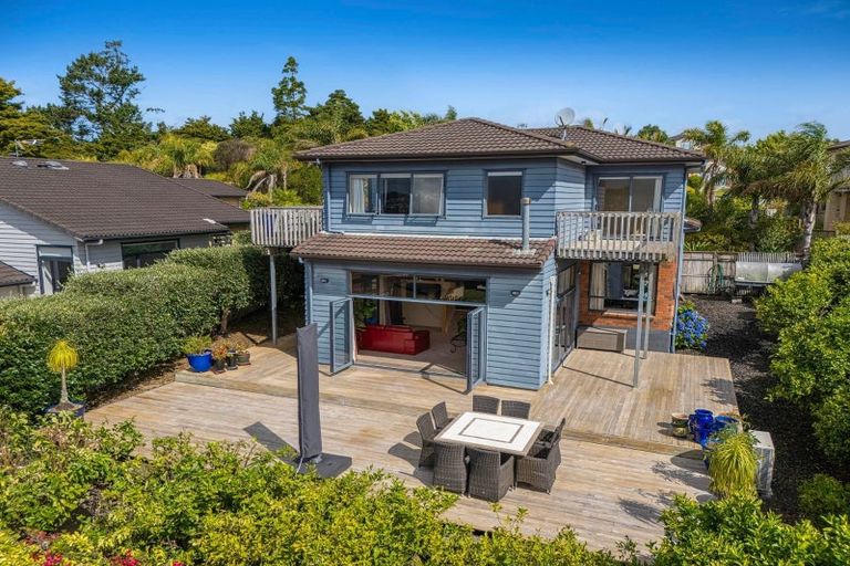 Photo of property in 13 Seagate Place, Red Beach, 0932