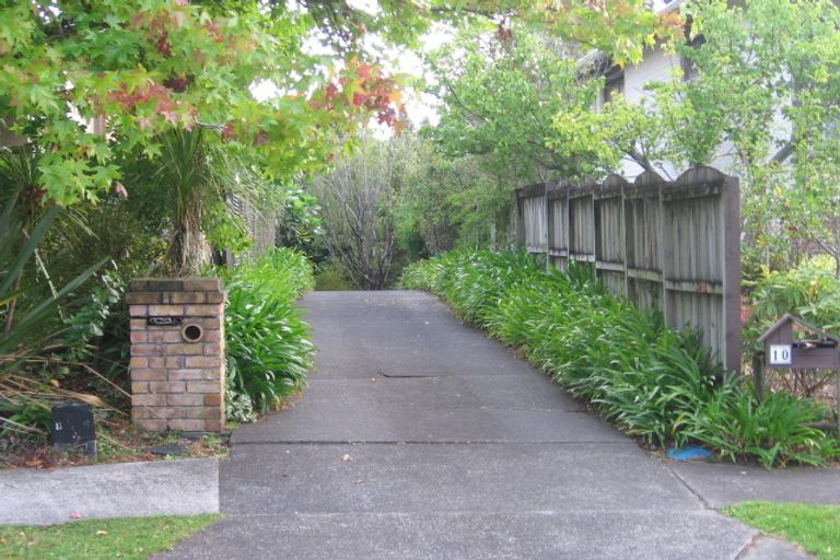 Photo of property in 8 Fitzpatrick Place, Chatswood, Auckland, 0626