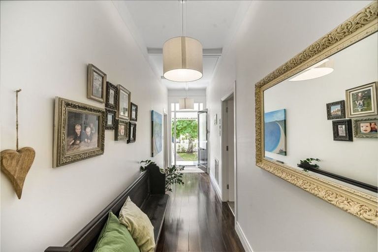 Photo of property in 15 Waterview Road, Stanley Point, Auckland, 0624