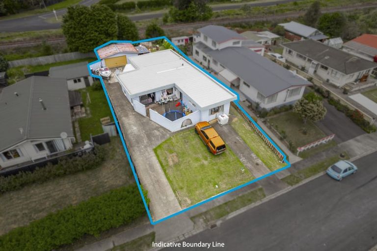 Photo of property in 17 Fernleigh Avenue, Waiuku, 2123