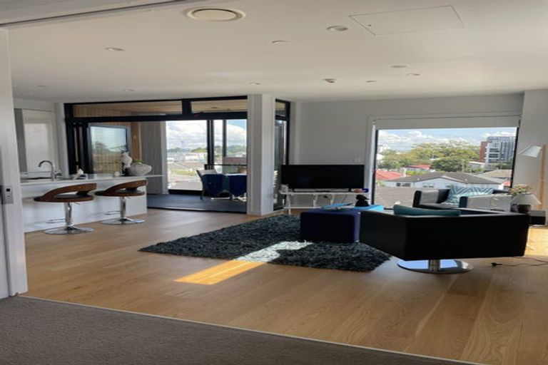Photo of property in Frank Sargeson Apts, 303/74 Anzac Street, Takapuna, Auckland, 0622